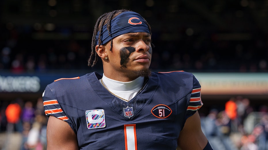 Justin Fields gives interesting answer to why he unfollowed Bears on Instagram