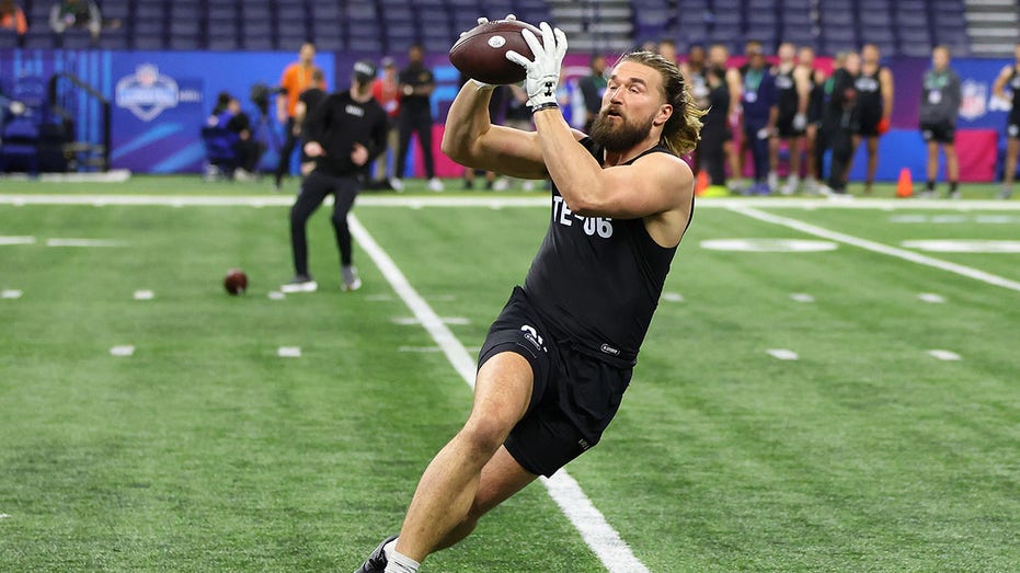NFL prospect Dallin Holker makes incredible one-handed catch at scouting combine
